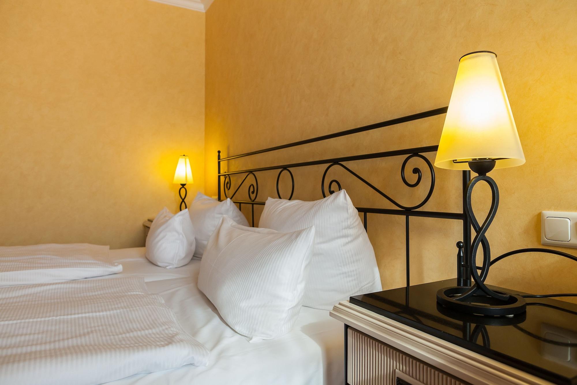 Hotel IV Jahreszeiten Кюлунгсборн Экстерьер фото