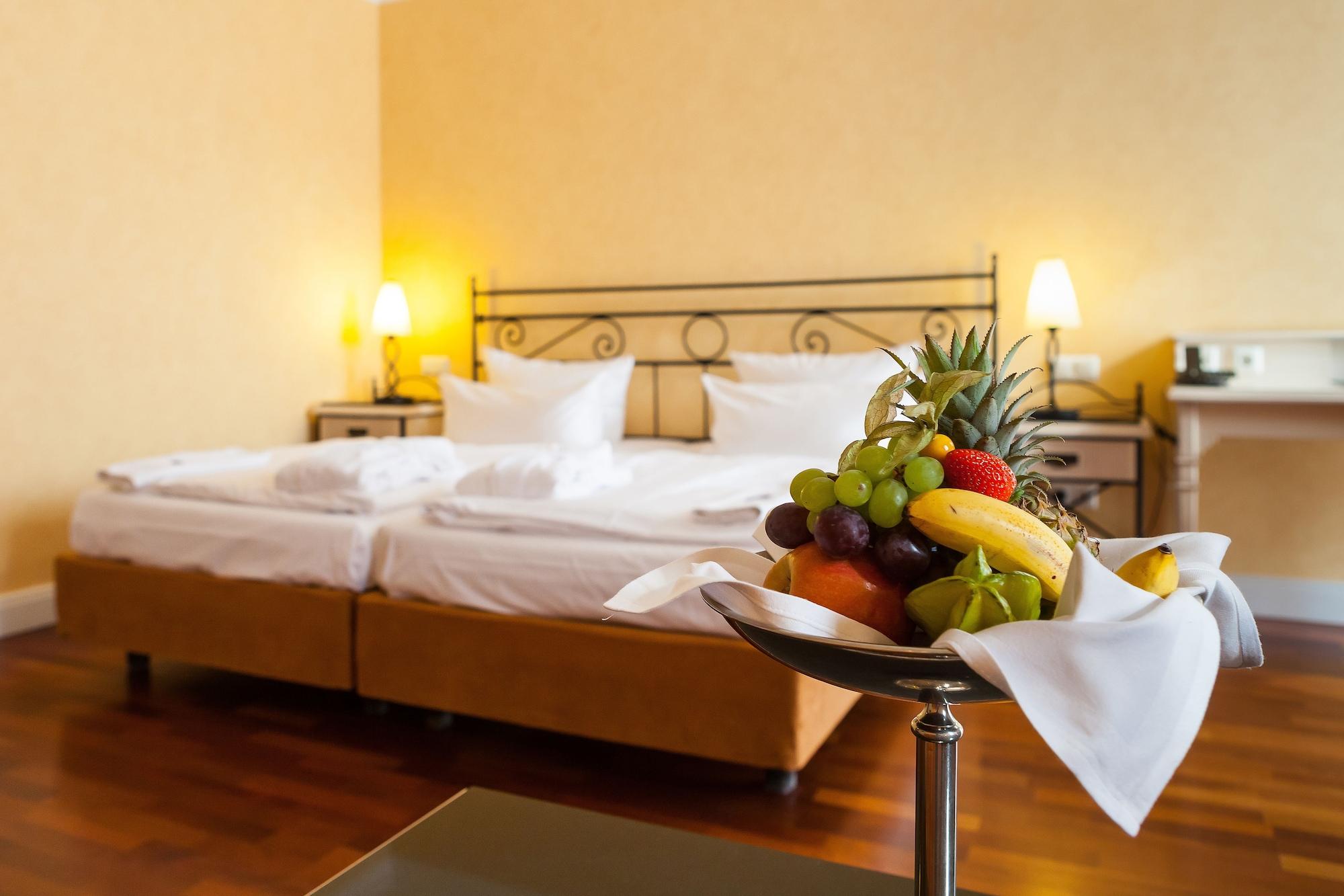 Hotel IV Jahreszeiten Кюлунгсборн Экстерьер фото