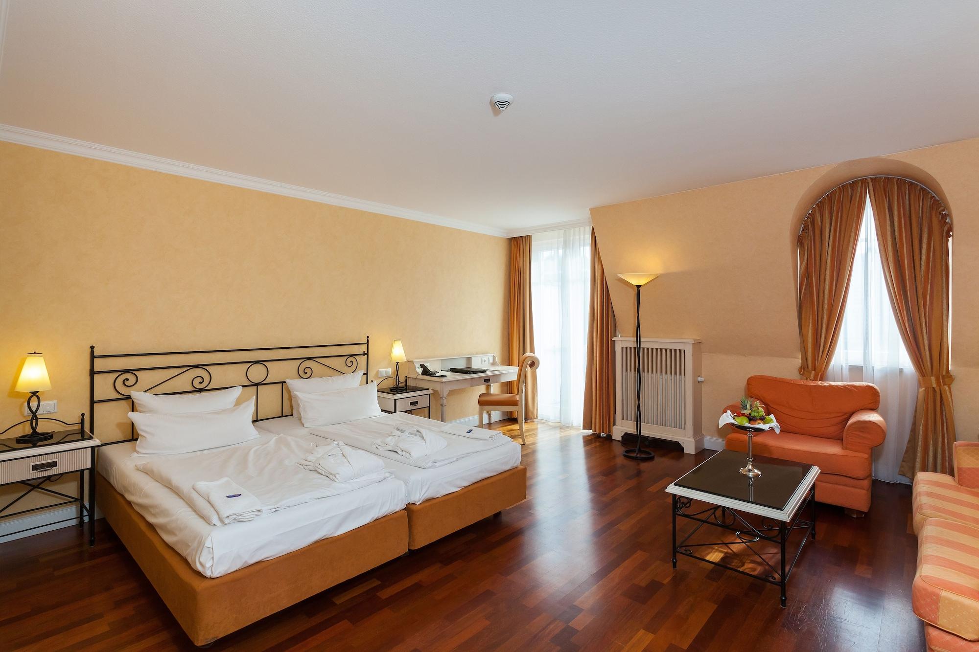 Hotel IV Jahreszeiten Кюлунгсборн Экстерьер фото