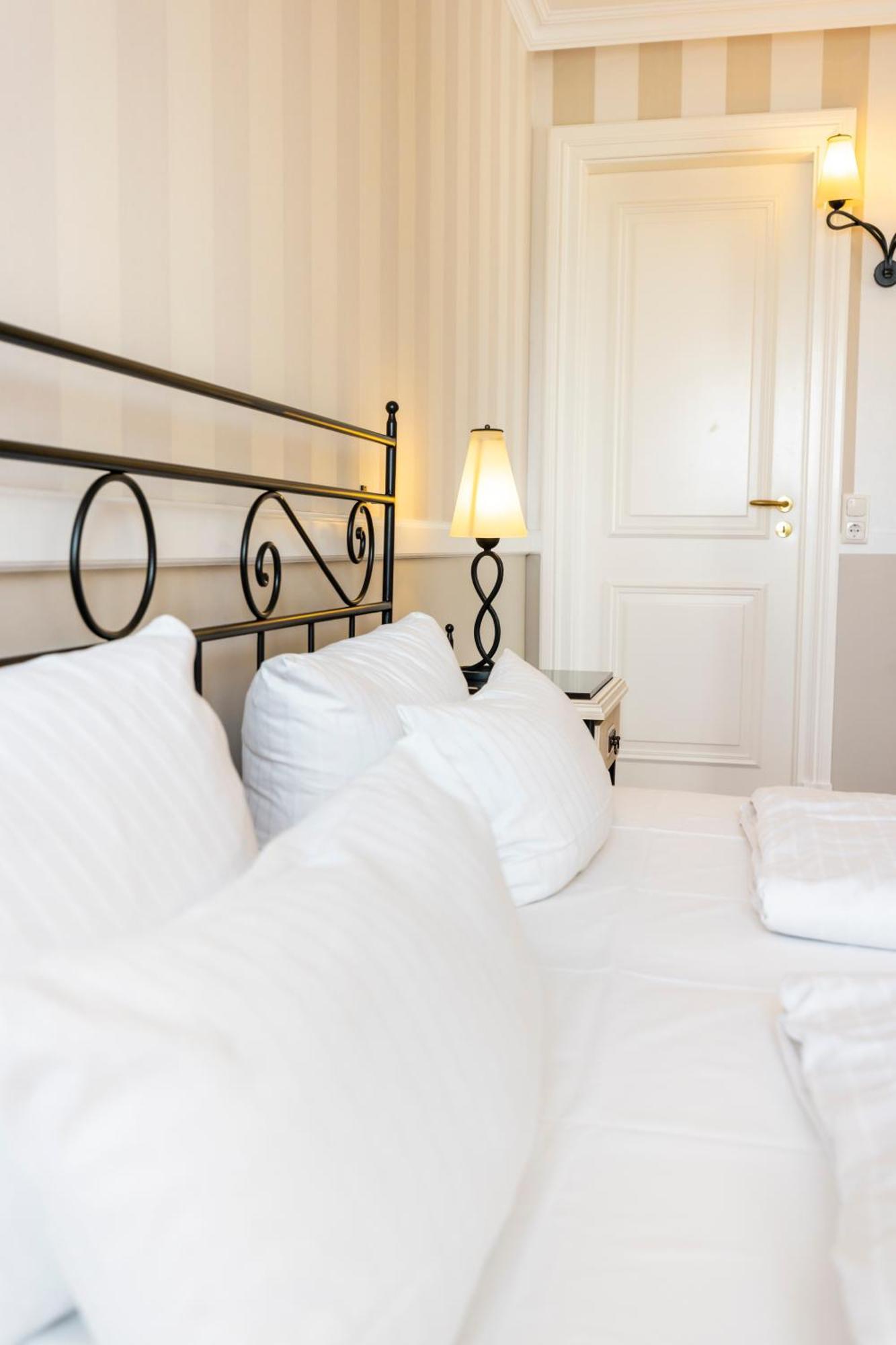 Hotel IV Jahreszeiten Кюлунгсборн Экстерьер фото
