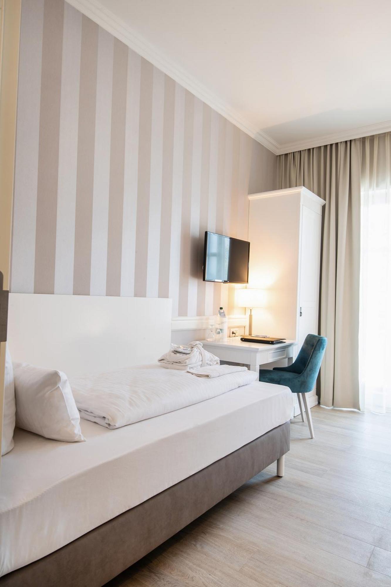 Hotel IV Jahreszeiten Кюлунгсборн Экстерьер фото