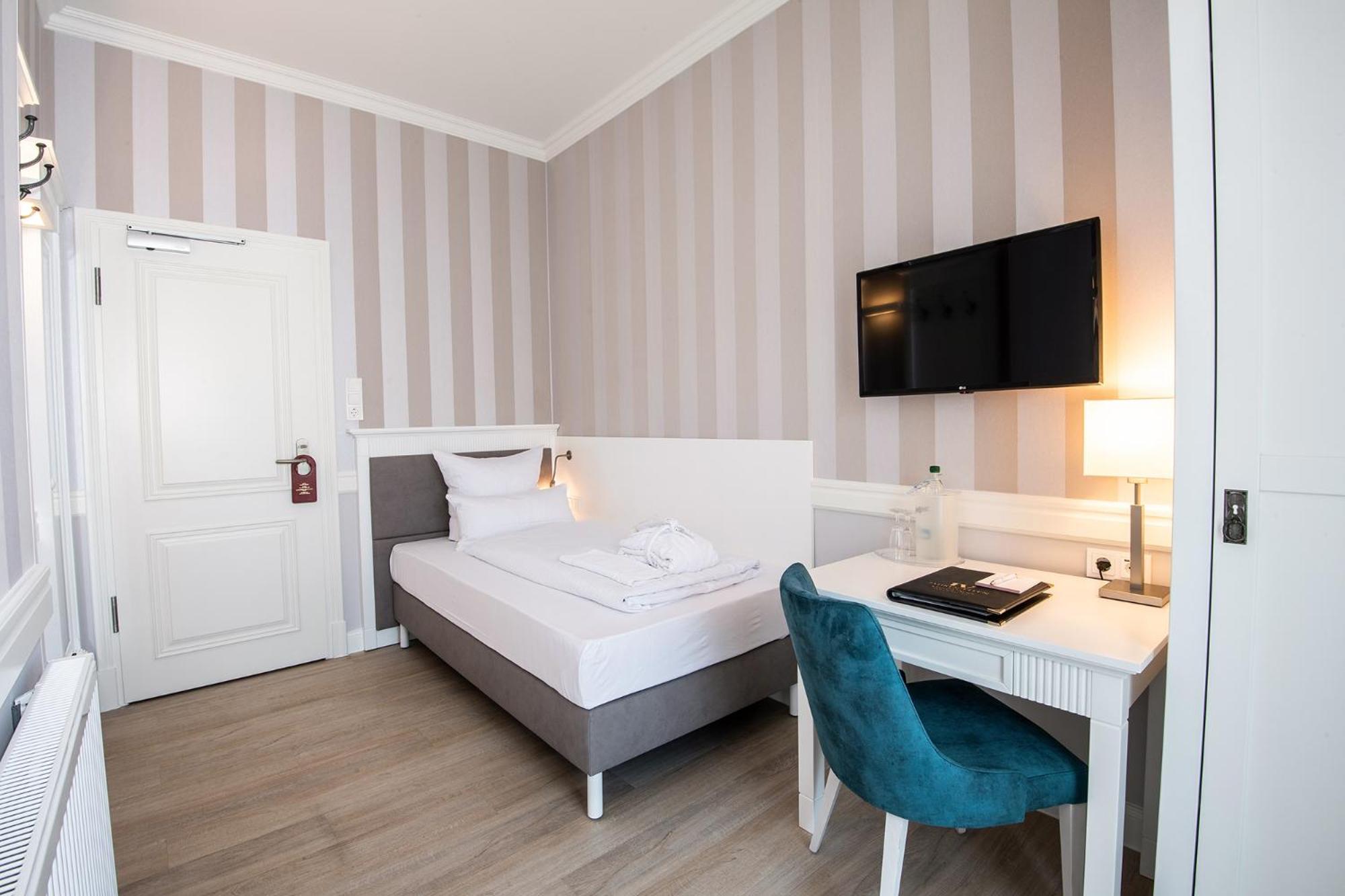 Hotel IV Jahreszeiten Кюлунгсборн Экстерьер фото