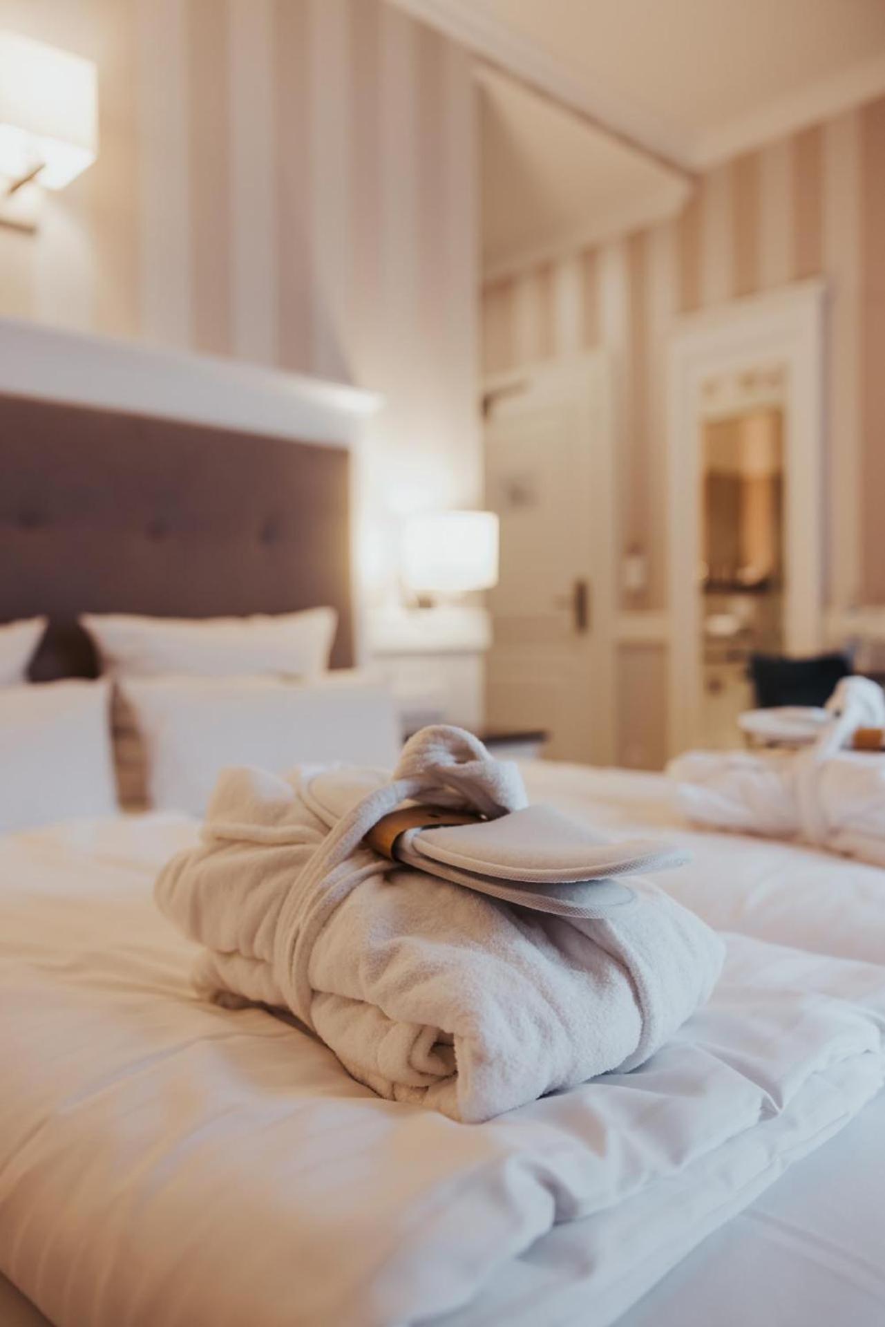 Hotel IV Jahreszeiten Кюлунгсборн Экстерьер фото