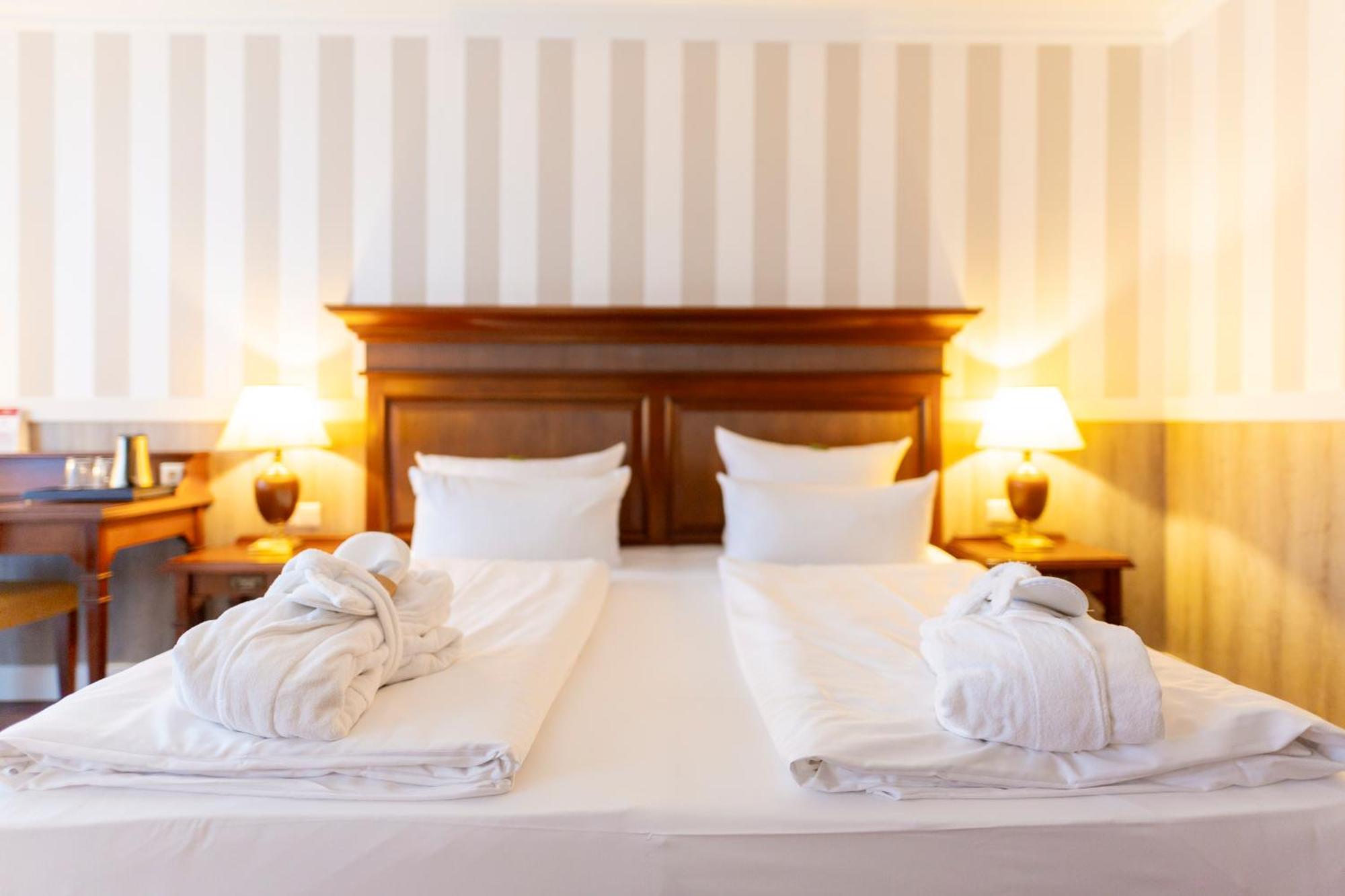 Hotel IV Jahreszeiten Кюлунгсборн Экстерьер фото