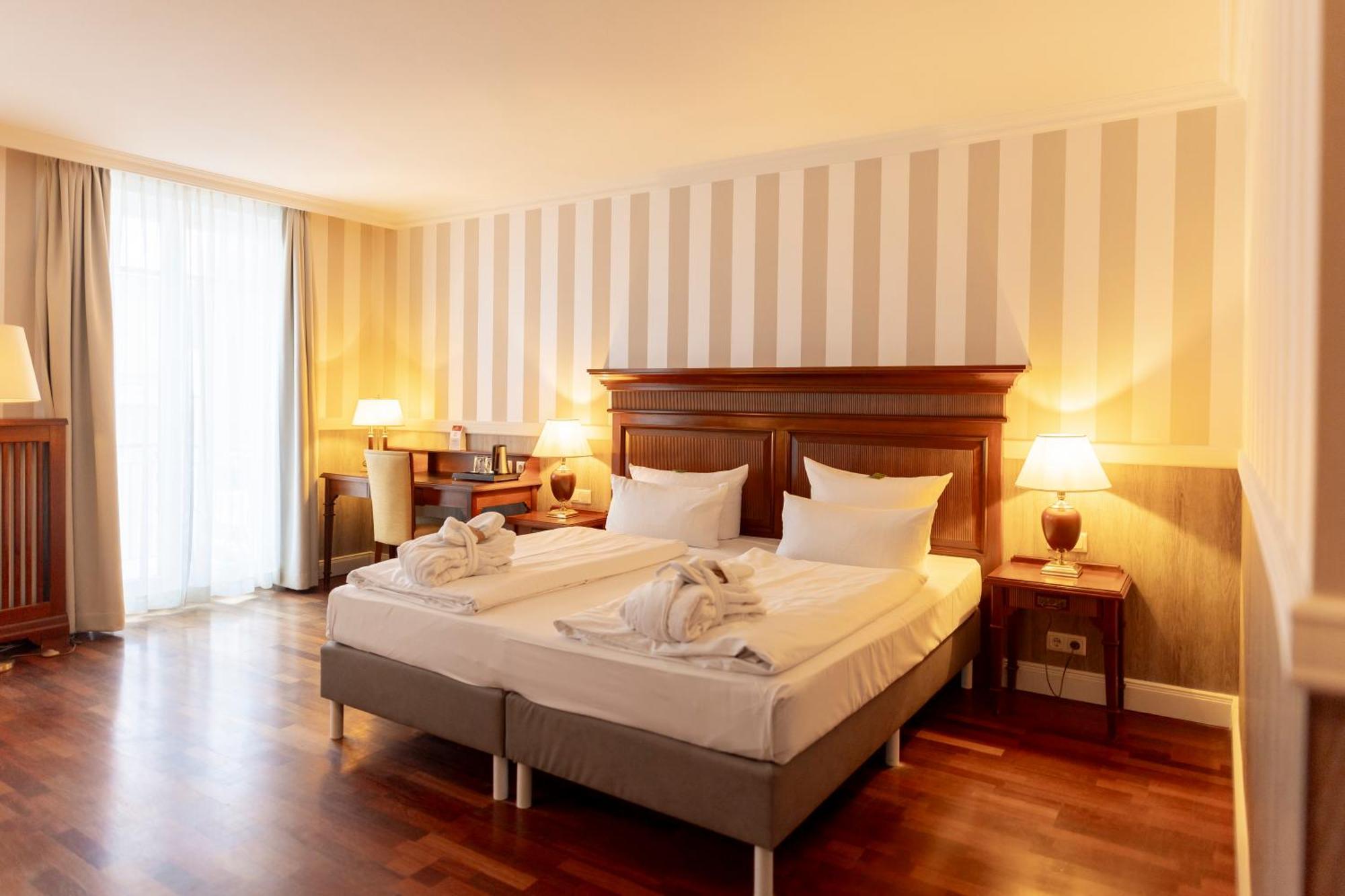 Hotel IV Jahreszeiten Кюлунгсборн Экстерьер фото